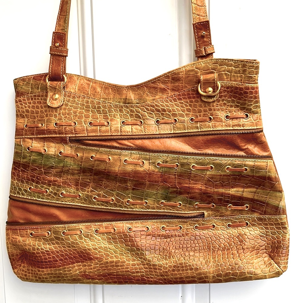 Marco Buggiani made in Italy beautiful crossbody handbag. Snap closure.